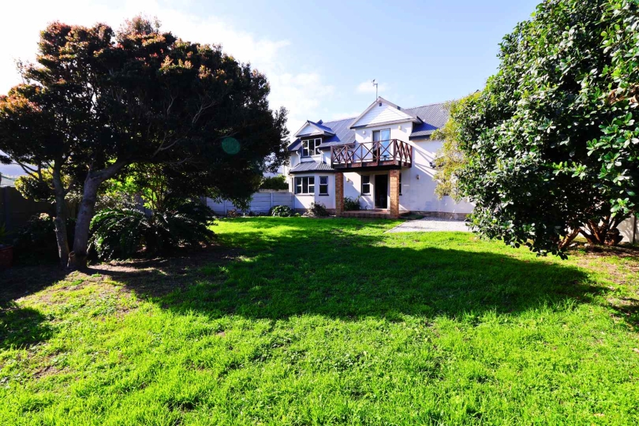 6 Bedroom Property for Sale in Sandbaai Western Cape